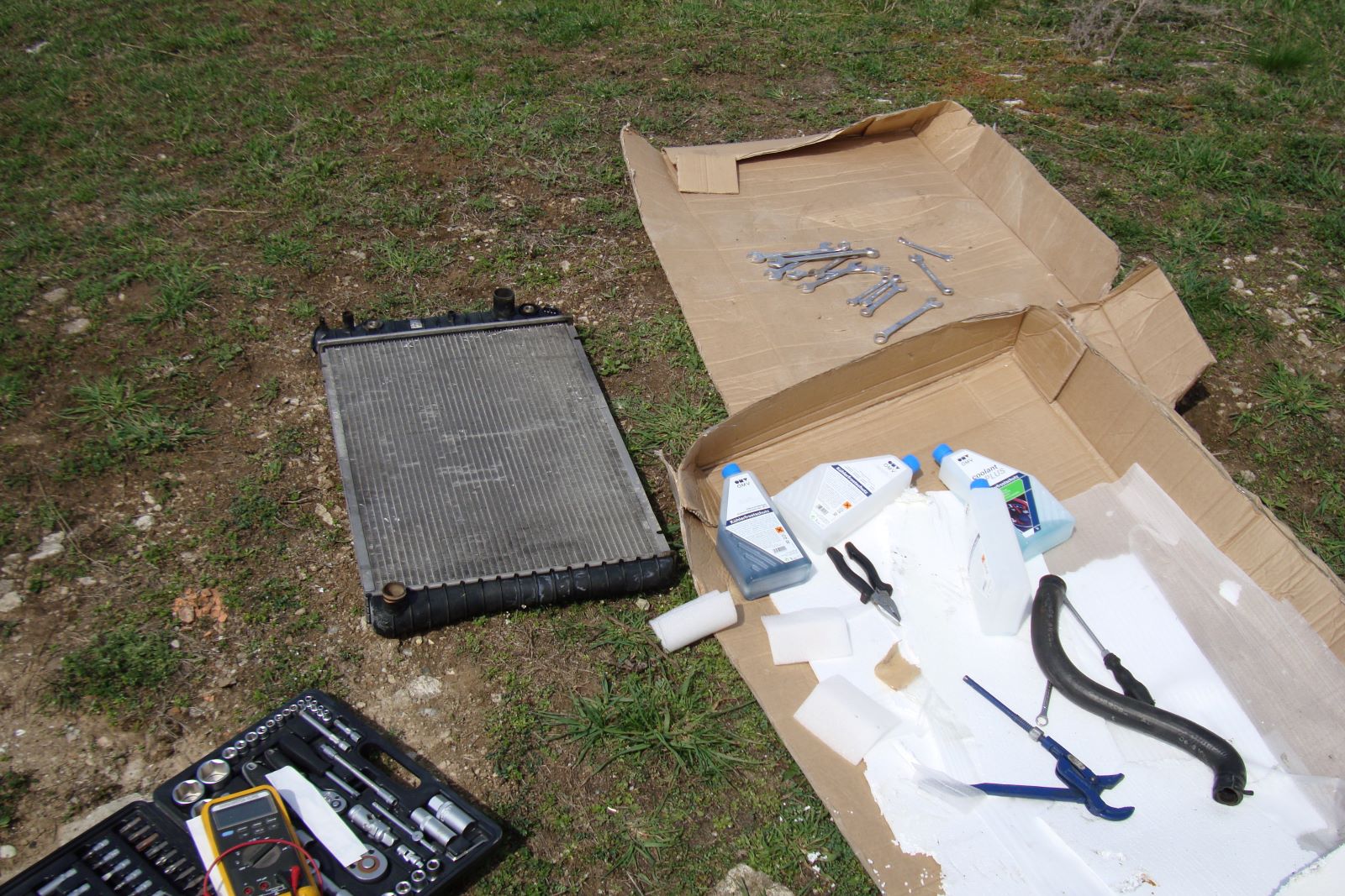 Der Ersatzkühler wird eingebaut