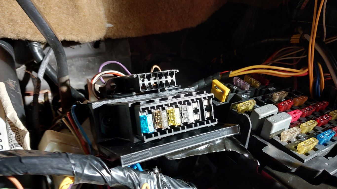 Halterung für einen zusätzlichen Sicherungsblock und Versetzen des OBD2 Anschlusses