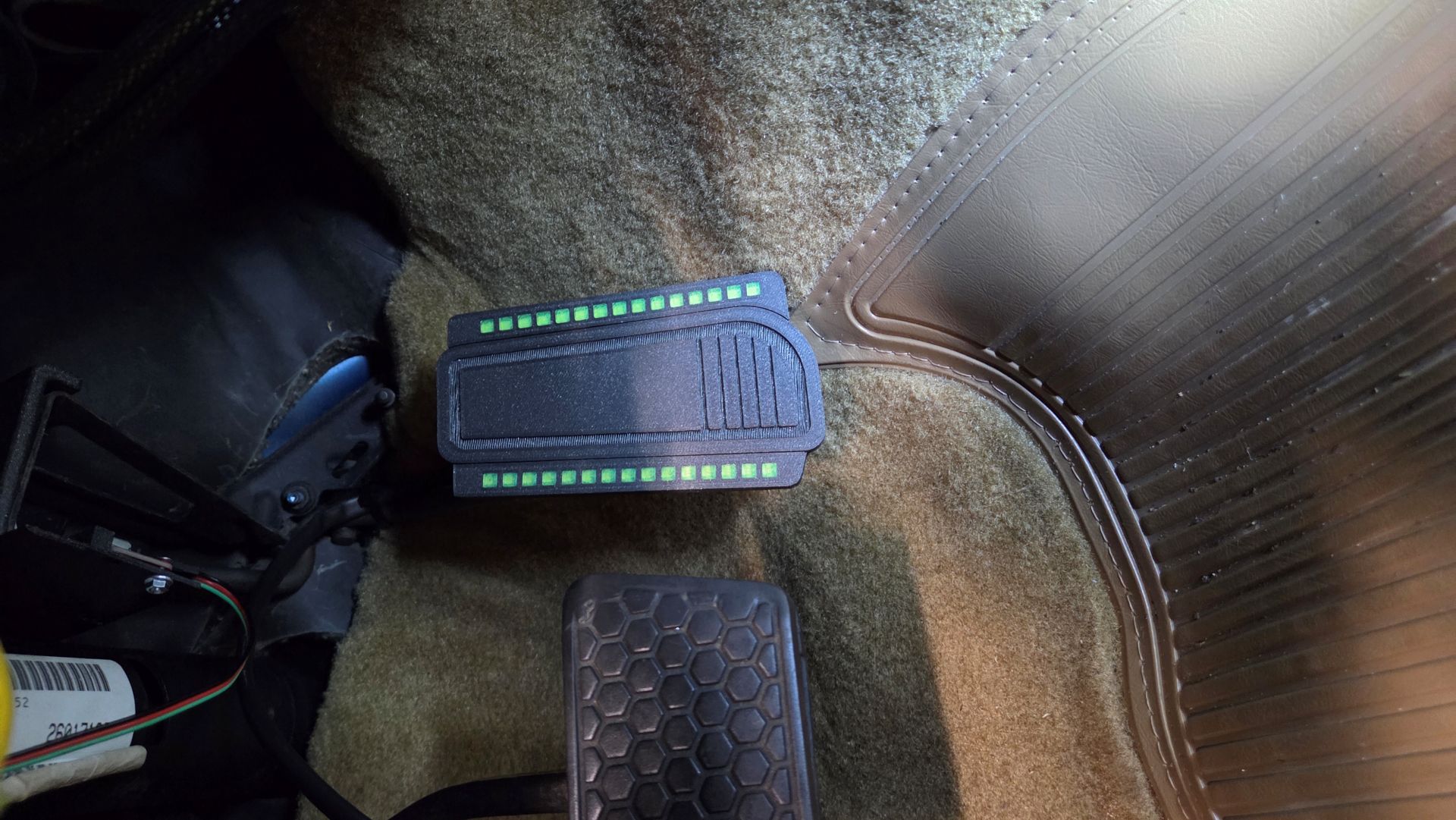 Das beleuchtete Gaspedal ... und wie es den Weg ins Fahrzeug findet...